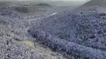 بدأ موسم الحج؛ يتوافد مئات الآلاف من الحجاج إلى منى استعداداً ليوم عرفة