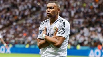 بسبب مشاكله في غرفة الملابس.. مبابي يقترب من الرحيل عن ريال مدريد
                                                
                                                
                                                    15/05/2026 02:47 ص
                                                
                                                
                                                    كشف رجل الأعمال فرج عامر عن حقيقة رحيل امبابي عن ريال مدريد بسبب أزمته في غرفة الملابس مع زملاءه