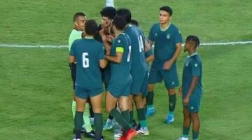 بعد سقوط فاركو والإسماعيلي.. صراع خماسي للنجاة من دوامة الهبوط للقسم الثاني
                                                
                                                
                                                    14/05/2026 12:30 م
                                                
                                                
                                                    انتهت محاولات فاركو في الاستمرار ببطولة الدوري المصري الممتاز بعد احتلاله المركز الثالث عشر برصيد 22 نقطة، ورغم تبقي 3 جولات على النهاية أصبح من الصعب خروج الفريق من دوامة الهبوط.