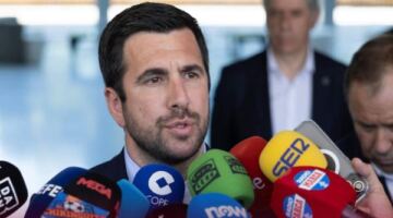 تعليق صادم من المرشح لرئاسة ريال مدريد بشأن غياب اللاعبين عن كأس العالم 2026                                                                                                                                                    25/05/2026 10:41 م                                                                                                                                                    علق إنريكي ريكيلمي، المرشح لرئاسة نادي ريال مدريد الإسباني، على غياب لاعبي الملكي
