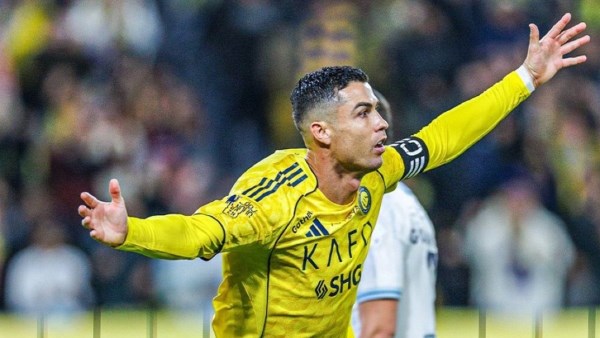 حقق أول بطولة مع النصر.. رونالدو مسيرة حافلة بالألقاب والإنجازات
                                                
                                                
                                                    22/05/2026 03:06 ص
                                                
                                                
                                                    نجح النجم البرتغالي كريستيانو رونالدو في كتابة فصل جديد من مسيرته التاريخية، بعدما قاد فريق النصر للتتويج بلقب الدوري السعودي للمحترفين، محققًا بذلك أول بطولة رسمية له بقميص النادي منذ انضمامه إلى صفو