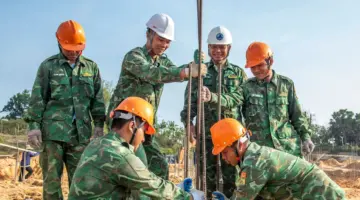 ذكريات عن “الكسافا” في موقع بناء المدرسة متعددة المستويات.