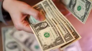 سعر الدولار في العراق مقابل الدينار اليوم الاثنين 27/04/2026.. فجوة بالسوق السوداء