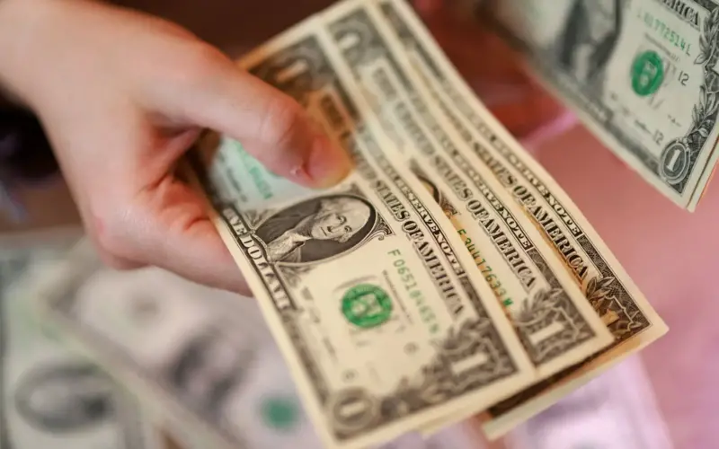 سعر الدولار في العراق مقابل الدينار اليوم الجمعة 17/4/2026.. تذبذب بالسوق السوداء