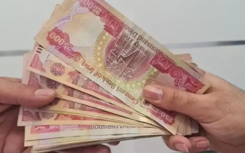 سعر الدولار مقابل الدينار العراقي في السوق السوداء.. لماذا يرتفع الأخضر؟