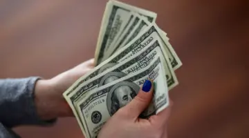 سعر صرف الدولار في العراق اليوم السبت 7/3/2026 مقابل الدينار العراقي.. الفجوة مع “الرسمي” 19%