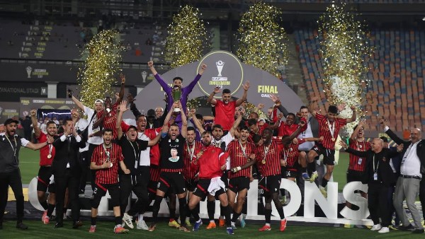 شاهد مراسم تتويج اتحاد العاصمة ببطولة الكونفدرالية بعد إسقاط الزمالك بركلات الترجيح
                                                
                                                
                                                    17/05/2026 12:26 ص
                                                
                                                
                                                    تُوج  اتحاد العاصمة بلقب بطولة الكونفدرالية الإفريقية بعد فوزه المثير على نادي الزمالك بركلات الترجيح، في المواجهة…