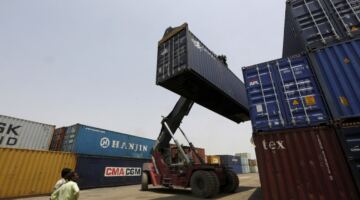 شبح الركود التضخمي يواجه أوروبا وتوقعات بعجز يصل إلى 3.5 بالمئة
