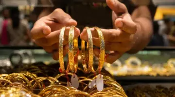 صدمة في أول أيام العيد: أسعار الذهب اليوم تنهار عالمياً 1%… النفط فوق 100 دولار هل تفقد استثماراتك في مصر؟ (عيار 21: 6805 جنيه)