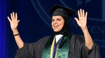 طالبة سعودية صماء تكتب التاريخ في جامعة أمريكية بعد اختيارها متحدثة باسم طلاب الدراسات العليا
