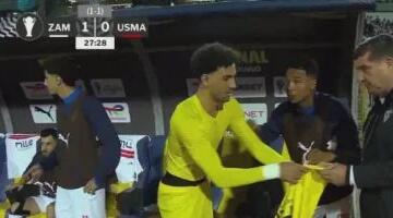 عواد يجري عمليات الإحماء بعد إصابة المهدي سليمان ودعم من جماهير الزمالك