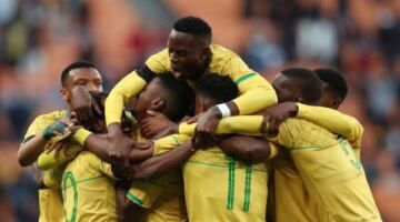 قائمة منتخب جنوب إفريقيا المشاركة في كأس العالم 2026 28/05/2026 05:01 ص أعلن البلجيكي هوجو بروس المدير الفني لمنتخب جنوب إفريقيا القائمة النهائية التي ستخوض منافسات كأس العالم 2026، المقرر انطلاقها يوم الحادي عشر من يونيو المقبل، وسط طموحات كبيرة بتحقيق ظهور تاريخي في الب