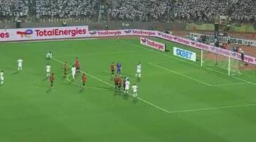 لاعبو اتحاد العاصمة يوجهون التحية لجماهيرهم لحظة وصولهم ملعب القاهرة.. فيديو