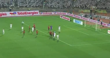 لاعبو اتحاد العاصمة يوجهون التحية لجماهيرهم لحظة وصولهم ملعب القاهرة.. فيديو