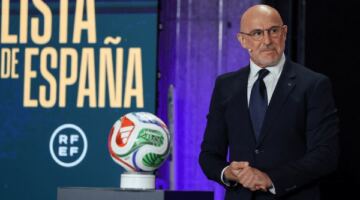 ماذا قال دي لا فوينتي بعد استبعاد لاعبي ريال مدريد من قائمة "لا روخا"؟
                                                
                                                
                                                    25/05/2026 10:50 م
                                                
                                                
                                                    كشفت قائمة المنتخب الإسباني المشاركة في كأس العالم 2026 عن مفاجأة مدوية بغياب لاعبي ريال مدريد تماماً عن الأسماء التي استدعيت للمشاركة في المونديال، وذلك عقب استبعاد كارفاخال والمدافع الشاب دين هاوسن.