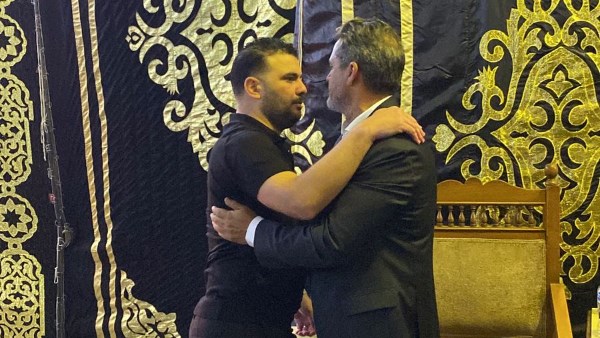 متعب وغالي والشاطر.. نجوم الرياضة يشاركون في عزاء والد نادر شوقي| صور
                                                
                                                
                                                    16/05/2026 10:29 م
                                                
                                                
                                                    أُقيم مساء اليوم عزاء والد نادر شوقي، وكيل اللاعبين، بمسجد عمر مكرم بوسط القاهرة، وسط حضور كبير من نجوم الرياضة والإعلام، إلى جانب عدد من الشخصيات العامة، الذين حرصوا على تقديم واجب العزاء.