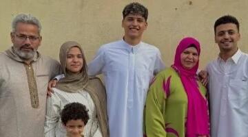 محمد عبد الله لاعب الأهلى بالجلابية مع أسرته احتفالا بعيد الأضحى
