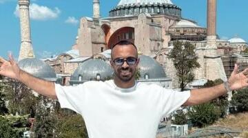 محمد مجدى أفشة يحتفل بعيد الأضحى بالجلابية وسط العائلة.. صورة