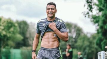 ممدوح عباس يتعهد لمسئولي الزمالك بضم مصطفى محمد 22/05/2026 04:45 ص أكد الإعلامي أمير هشام، أن ممدوح عباس الرئيس الشرفي لنادي الزمالك تعهد لمسئولي القلعة البيضاء بأنه سيتكفل بعودة مصطفى محمد مهاجم نانت الفرنسي في حال قرر اللاعب العودة للدوري المصري مجددًا.