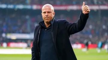 ممنون لحصد لقب الدوري.. أول تعليق من سلوت بعد طرده من ليفربول
                                                
                                                
                                                    30/05/2026 03:12 م
                                                
                                                
                                                    علق الهولندي ارني سلوت المدير الفني لفريق ليفربول الإنجليزي الذي تمت إقالته اليوم السبت علي قرار