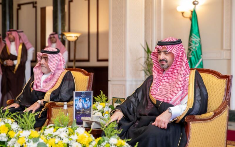 نائب أمير تبوك يكرّم الطلاب والطالبات الفائزين بجو…