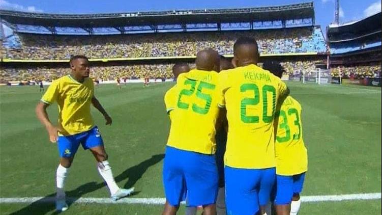 نهائى دوري أبطال أفريقيا .. صن دوانز يفسد فرحة الجيش الملكى ويتعادل فى نهاية الشوط الأول
                                                
                                                
                                                    24/05/2026 10:58 م
                                                
                                                
                                                    تعادل صن داونز  مع الجيش الملكى فى نهاية الشوط الأول، خلال المباراة التي تجمع الفريقين حالياً على ملعب إستاد المجمع الرياضي الامير مولاي عبد الله فى إياب نهائى دوري أبطال إفريقيا.