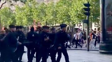 نهائي أبطال أوروبا.. أعمال شغب في الشانزليزيه بباريس واعتقالات وعنف بمحيط بارك دي برانس
                                                
                                                
                                                    30/05/2026 09:45 م
                                                
                                                
                                                    شهد شارع الشانزليزيه بالعاصمة الفرنسية باريس، مساء اليوم السبت، توترات وأعمال شغب تزامنًا مع المباراة النهائية لدوري أبطال أوروبا التي جمعت بين باريس سان جيرمان وأرسنال الإنجليزي في العاصمة المجرية بو