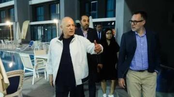 هانى أبو ريدة يستقبل السفير الكندى ويصطحبه فى جولة بمركز المنتخبات