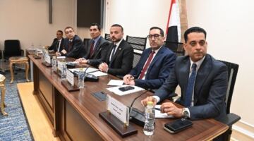 وزير الرياضة يبحث مع البرلمان تعظيم الاستفادة من مراكز الشباب لدعم ريادة الأعمال
                                                
                                                
                                                    20/05/2026 10:40 ص
                                                
                                                
                                                    عقد جوهر نبيل وزير الشباب والرياضة اجتماعًا مع لجنة المشروعات المتوسطة والصغيرة ومتناهية الصغر بمجلس النواب، لبحث جهود الوزارة في تعظيم الاستفادة من مراكز الشباب بالمحافظات لنشر ثقافة العمل الحر ورياد