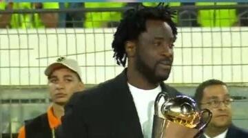 ويلفريد بوني يحمل كأس الكونفدرالية قبل نهائي الزمالك واتحاد العاصمة