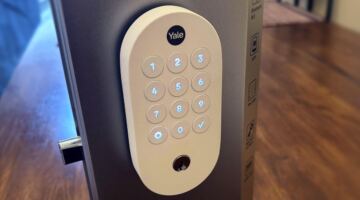 يعد Yale Smart Lock الجديد المتوافق مع Google بداية رائعة لأمنك. هذا هو السبب