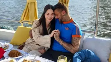 أحمد الفيشاوي ينشر صورًا تجمعه بصديقته كاميلا فيونا بمركب في النيل