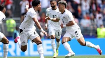 أمير هشام : تغيير محمد صلاح غريب جدا
                                                
                                                
                                                    15/06/2026 11:58 م
                                                
                                                
                                                    أجرى حسام حسن، المدير الفني لمنتخب مصر، تبديلا بخروج محمد صلاح وزيكو ودفع بحمزة عبد الكريم وأحمد زيزو أمام بلجيكا فى الدقيقة 77 من عمر المباراة التى تجمعهما حاليًا على ملعب لومن فيلد بمدينة سياتل، ضمن