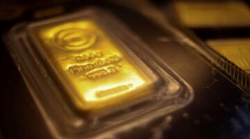 ارتفاع أسعار الذهب مع انخفاض النفط
