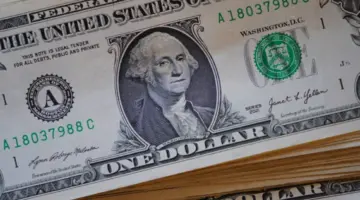 الدولار مستقر في ختام الأسبوع.. والبيتكوين فوق 63400