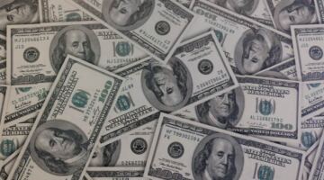 الدولار يتراجع أمام الجنيه بختام تعاملات اليوم ويسجل 49.47 جنيه للبيع بالبنك الأهلي المصري