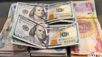 الدولار يتمسك بأعلى مستوى له في شهرين