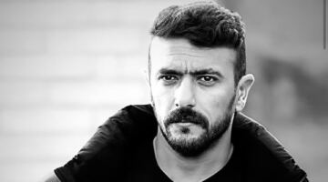 العوضي ناعيا  الراحل محمد مرزبان: خالص العزاء
                                                
                                                
                                                    17/06/2026 12:54 م
                                                
                                                
                                                    نعى الفنان أحمد العوضي الفنان محمد مرزبان، الذي رحل عن عالمنا خلال الساعات الماضية عن عمر ناهز 64 عاما،  بعد أيام من تعرضه لحادث .