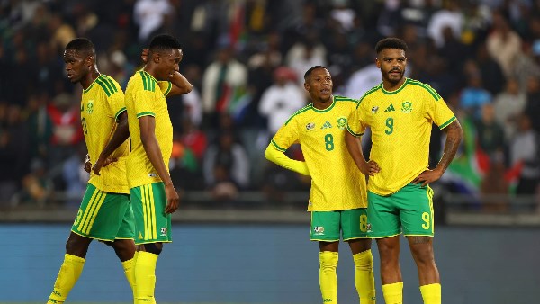 القصة الكاملة لسبب تأجيل سفر منتخب جنوب أفريقيا لخوض مباريات كأس العالم
                                                
                                                
                                                    31/05/2026 11:19 م
                                                
                                                
                                                    تلقى منتخب جنوب أفريقيا ضربة غير متوقعة قبل أيام قليلة من انطلاق كأس العالم 2026، بعدما تعذر سفر بعثته إلى المكسيك في الموعد المحدد.
