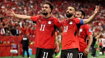 النحس اتفك.. محمد هنيدي يحتفل بفوز مصر على نيوزيلندا
                                                
                                                
                                                    22/06/2026 08:45 ص
                                                
                                                
                                                    احتفل الفنان محمد هنيدى بفوز المنتخب المصرى على نظيره منتخب نيوزيلندا بثلاثة أهداف مقابل هدف، فى المباراة التى أُقيمت على ملعب بمدينة فانكوفر الكندية، ضمن منافسات الجولة الثانية من دور المجموعات لبطول