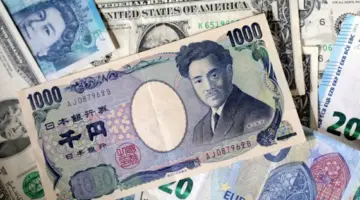 الين الياباني يهبط إلى مستوى 160 «الحرج».. والبيتكوين دون 67 ألف دولار
