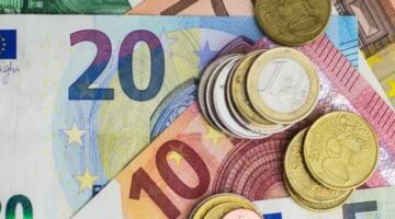 اليورو يستقر قبيل قرار المركزي الأوروبي بشأن الفائدة