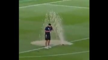 انفجار ماسورة مياه في استاد مباراة العراق والنرويج في كأس العالم.. (فيديو)
