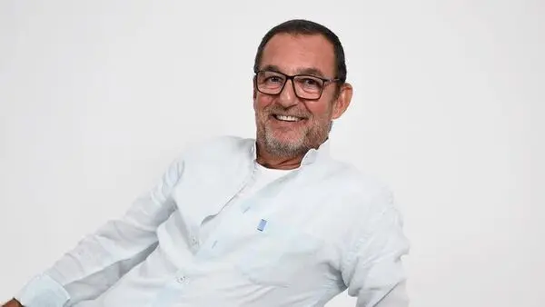 باللون الأبيض.. حضور جنازة محمد مرزبان ينفذون وصيته