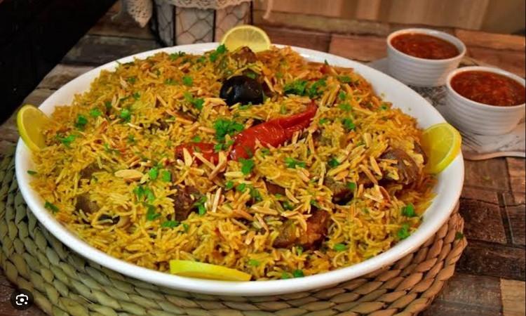 “بالهنا” يقدم طبق الكبسة السعودي باللحم مع سلطة الدقوس