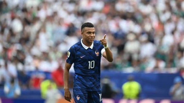 بهدفه أمام العراق.. مبابي يلاحق ميسي ويعادل رقم الظاهرة رونالدو في كأس العالم
                                                
                                                
                                                    23/06/2026 01:02 ص
                                                
                                                
                                                    واصل النجم الفرنسي كيليان مبابي كتابة التاريخ في بطولة كأس العالم 2026، بعدما عادل رقم الأسطورة البرازيلية رونالدو نازاريو