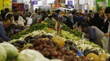 ترقب في الأسواق المصرية مع تراجع سعر الدولار