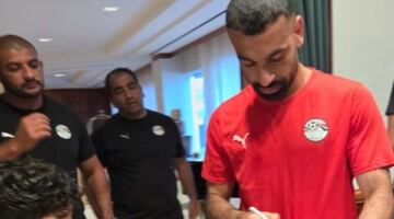 تعليق مثير من وكيل محمد صلاح حول وجهته المقبلة 12/06/2026 07:27 م رفض رامي عباس، وكيل الدولي المصري محمد صلاح، الكشف عن وجهة الفرعون المصري