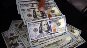 تفاصيل أعلى سعر دولار في تداولات اليوم في السوق الرسمية.. ما القصة؟