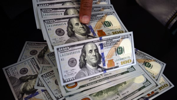 تفاصيل أعلى سعر دولار في تداولات اليوم في السوق الرسمية.. ما القصة؟